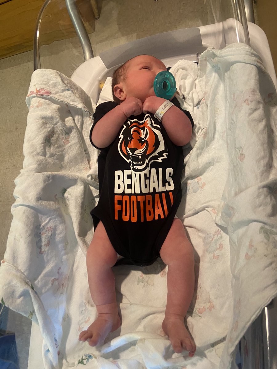 Ninsterrrr's tweet photo. Reggie Dean Bradshaw 7/31/24

9lbs 6oz
21.5 inches 

He’s so big because we named him after a Bengal linebacker legend @boomboom5757 

We feel so blessed that our little family is complete❤️ https://t.co/Zl02IiuD1T