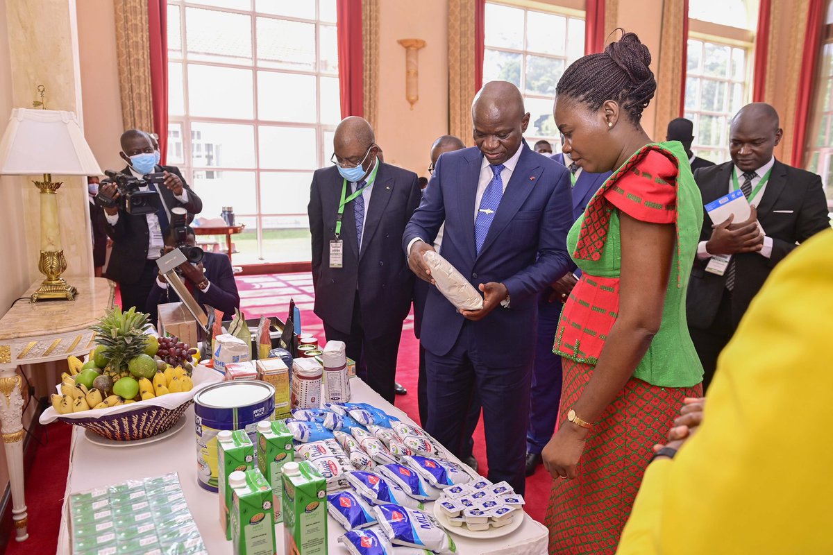 KagutaMuseveni's tweet photo. I welcome His Excellency Brice Clotaire Oligui Nguema, Transitional President of the Gabonese Republic, and Her Excellency Zita Oligui Nguema who are here on an official visit.

His Excellency Nguema updated me on the progress of the transition timetable, including the upcoming referendum. I thank him for the steps taken by the transitional government towards Gabon’s return to constitutional democracy.