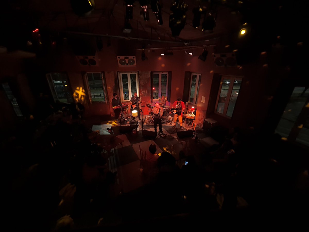 No último dia 25 de julho, o Musical Talismã fez sua estreia oficial no Bar Ocidente, histórica casa de espetáculos da capital gaúcha. Diante de um público diverso porém predominantemente “maduro”, e imerso na atmosfera intimista típica do Ocidente...
coletivocatarse.com.br/2024/07/31/a-m…