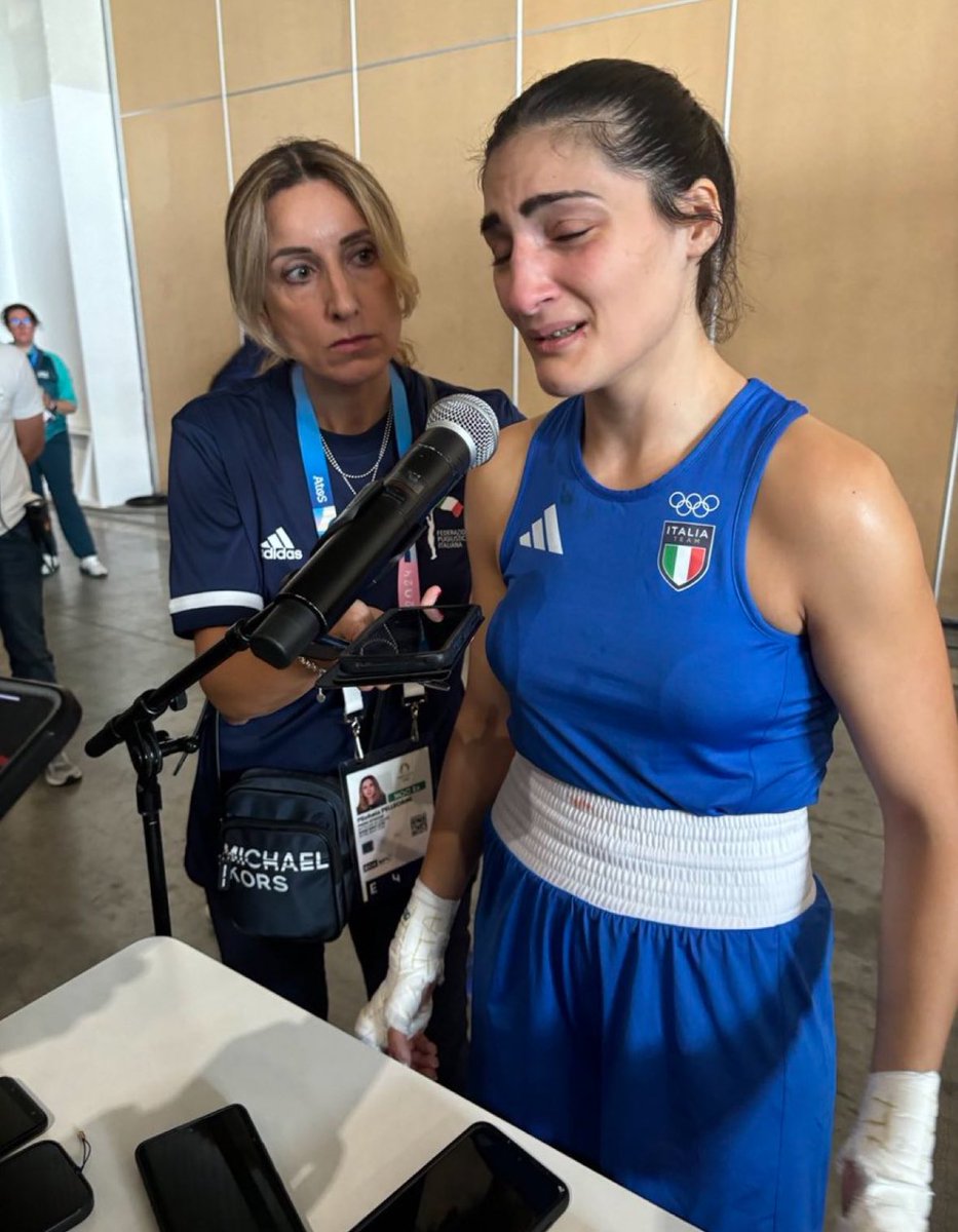 De Italiaanse Angela Carini moest het opgeven in een wedstrijd tegen een man(!) op de Olympische Spelen. Huilend vertelt ze dat ze nog nooit zo hard is geslagen.

Deze vrouw is een held. En wat een laffe honden die haar tegen een man hebben laten uitkomen.#IStandWithAngelaCarini