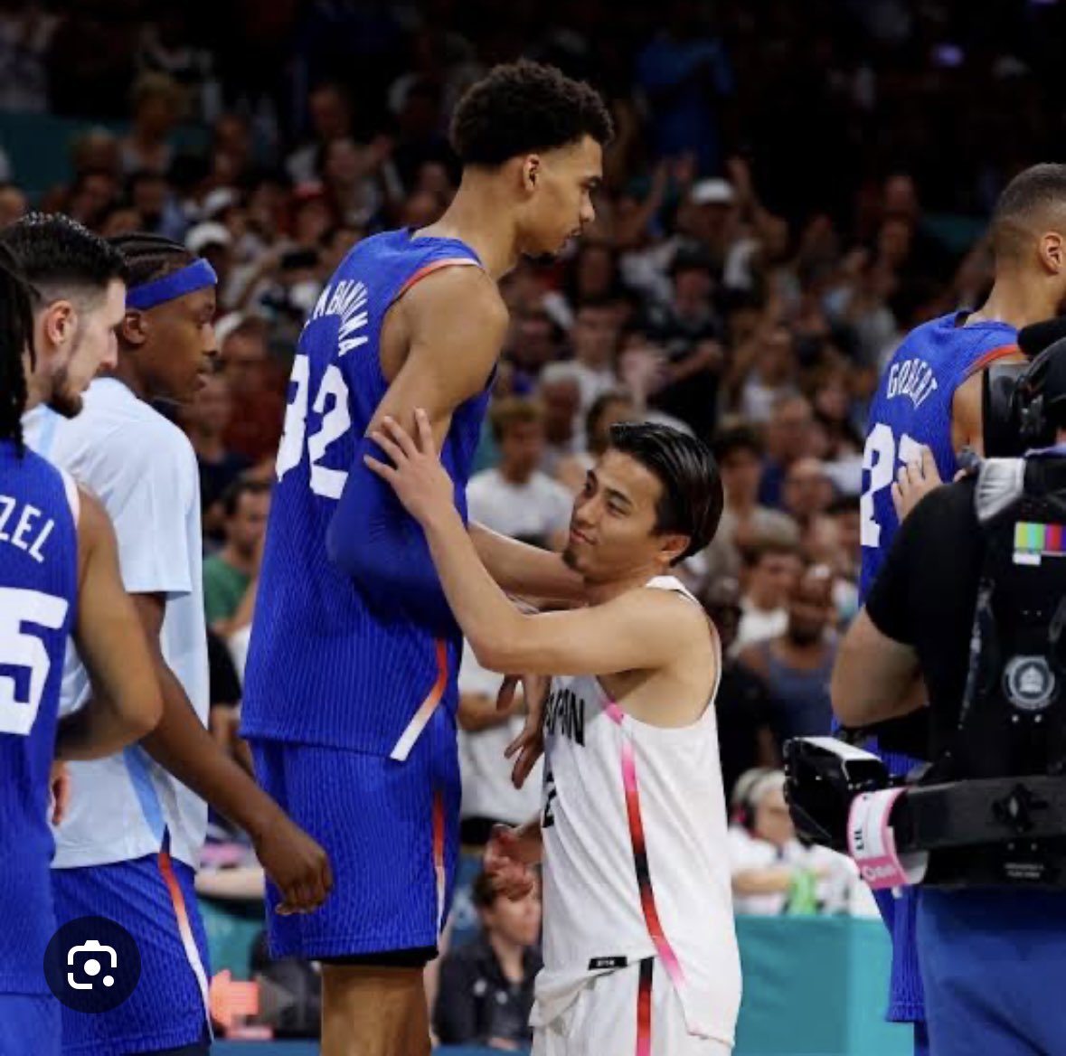 “Deberían prohibirle a la gente que mida más de dos metros que juegue basket. Tienen una obvia ventaja competitiva”
(Así se leen)
