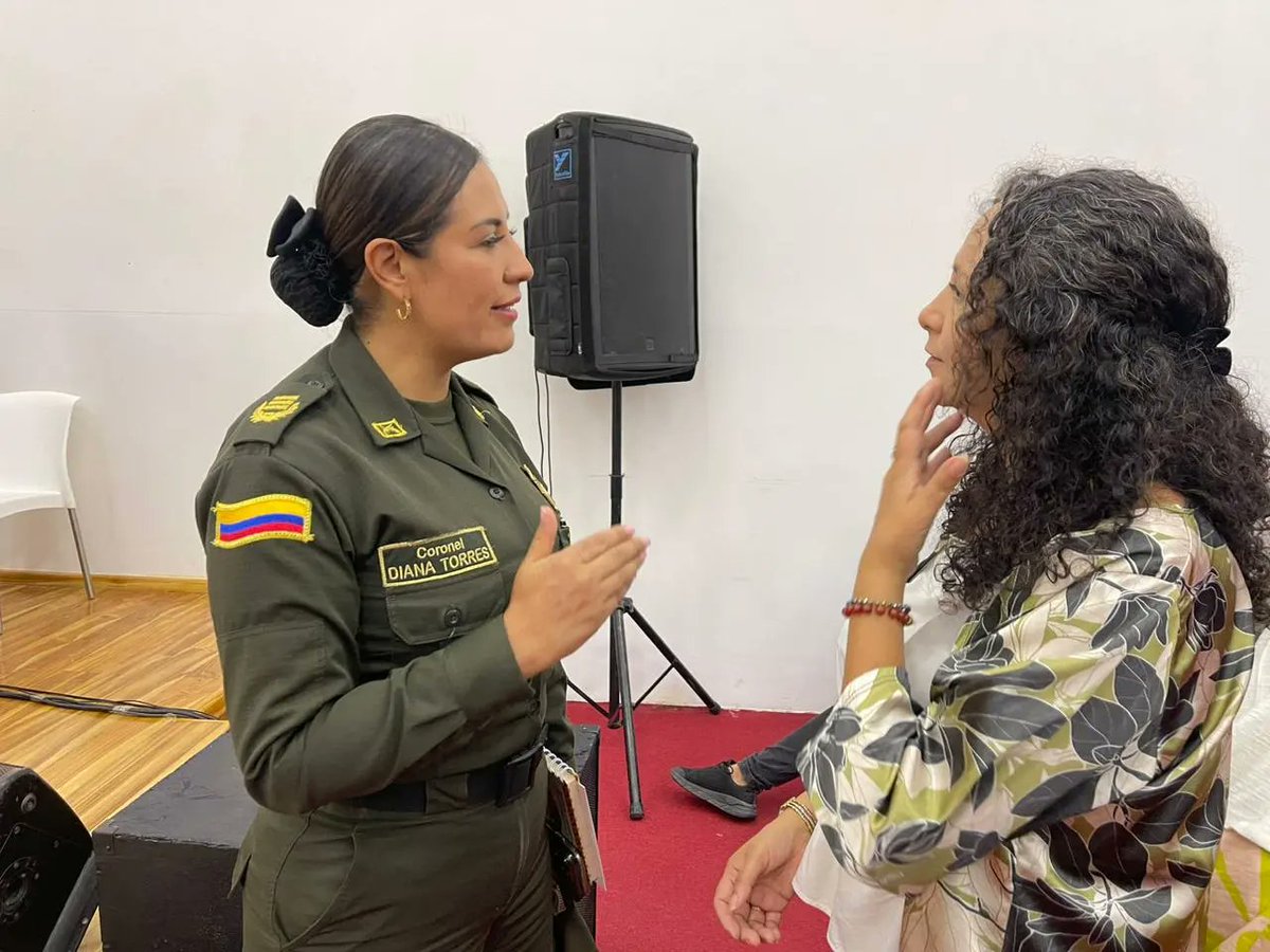 PoliciaBolivar's tweet photo. Con la #TransformaciónPolicial, 🙋🏻‍♀️ líderesas de #LosMontesDeMaría en #Bolívar reciben información de la @PoliciaColombia sobre violencia basada en género, aprendiendo a manejar sus casos y saber qué hacer si son víctimas. #MujeresLibresDeViolencias https://t.co/v4HqocmnSd