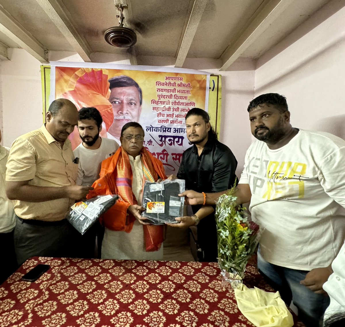 AjayChoudhariSS's tweet photo. माझ्या वाढदिवसानिमित्त शिवडी विधानसभेतील शिवसेना शिवडी क्रॉस रोड शाखेच्या वतीने आयोजित करण्यात आलेल्या मोफत रेनकोट वाटपास सदिच्छा भेट दिली.
#ShivSenaUBT #YuvaSena #Freebie #Raincoat #Birthda #ShivsenaForPeople #ShivsenaForMumbai #AjayChoudhari #Shivdi_Vidhansabha https://t.co/gm2uWZVuuO