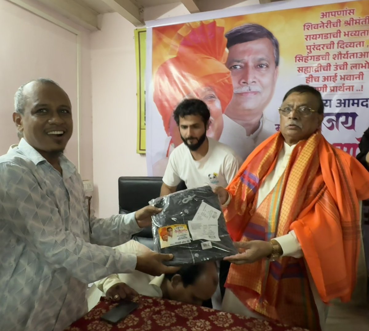 AjayChoudhariSS's tweet photo. माझ्या वाढदिवसानिमित्त शिवडी विधानसभेतील शिवसेना शिवडी क्रॉस रोड शाखेच्या वतीने आयोजित करण्यात आलेल्या मोफत रेनकोट वाटपास सदिच्छा भेट दिली.
#ShivSenaUBT #YuvaSena #Freebie #Raincoat #Birthda #ShivsenaForPeople #ShivsenaForMumbai #AjayChoudhari #Shivdi_Vidhansabha https://t.co/gm2uWZVuuO