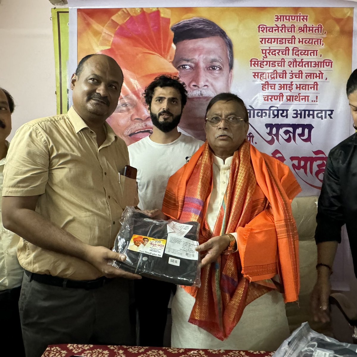 AjayChoudhariSS's tweet photo. माझ्या वाढदिवसानिमित्त शिवडी विधानसभेतील शिवसेना शिवडी क्रॉस रोड शाखेच्या वतीने आयोजित करण्यात आलेल्या मोफत रेनकोट वाटपास सदिच्छा भेट दिली.
#ShivSenaUBT #YuvaSena #Freebie #Raincoat #Birthda #ShivsenaForPeople #ShivsenaForMumbai #AjayChoudhari #Shivdi_Vidhansabha https://t.co/gm2uWZVuuO