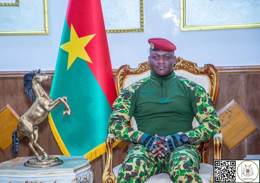 kaboreBassirou5's tweet image. Respect Prési
On ne peut qu'être fier de vous avoir comme dirigeant 
Visionnaire 
Serein 
On vous soutient 
On vous fait confiance 
Ensemble nous allons faire briller le Burkina Faso 🇧🇫 
God bless Burkina 🇧🇫🙏