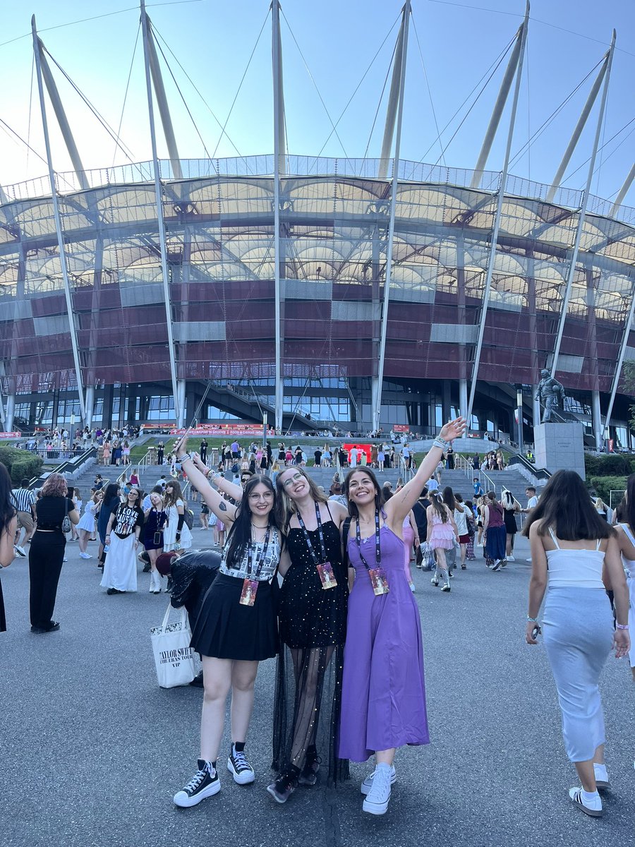 styles_soul's tweet photo. &amp; btw, we’re going out tonight ✨🌃 @taylorswift13 @taylornation13 #WarsawTSTheErasTour https://t.co/0U0JNQjpCb