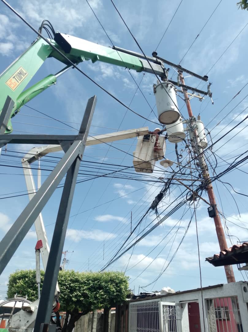 #Electricidad | 134 familias de las comunidades de Monte Verde y Caño Seco II, ubicados en El Vigía, son atendidas con la instalación de dos transformadores de distribución de 50 kVA para fortalecer el servicio eléctrico del municipio Alberto Adriani.