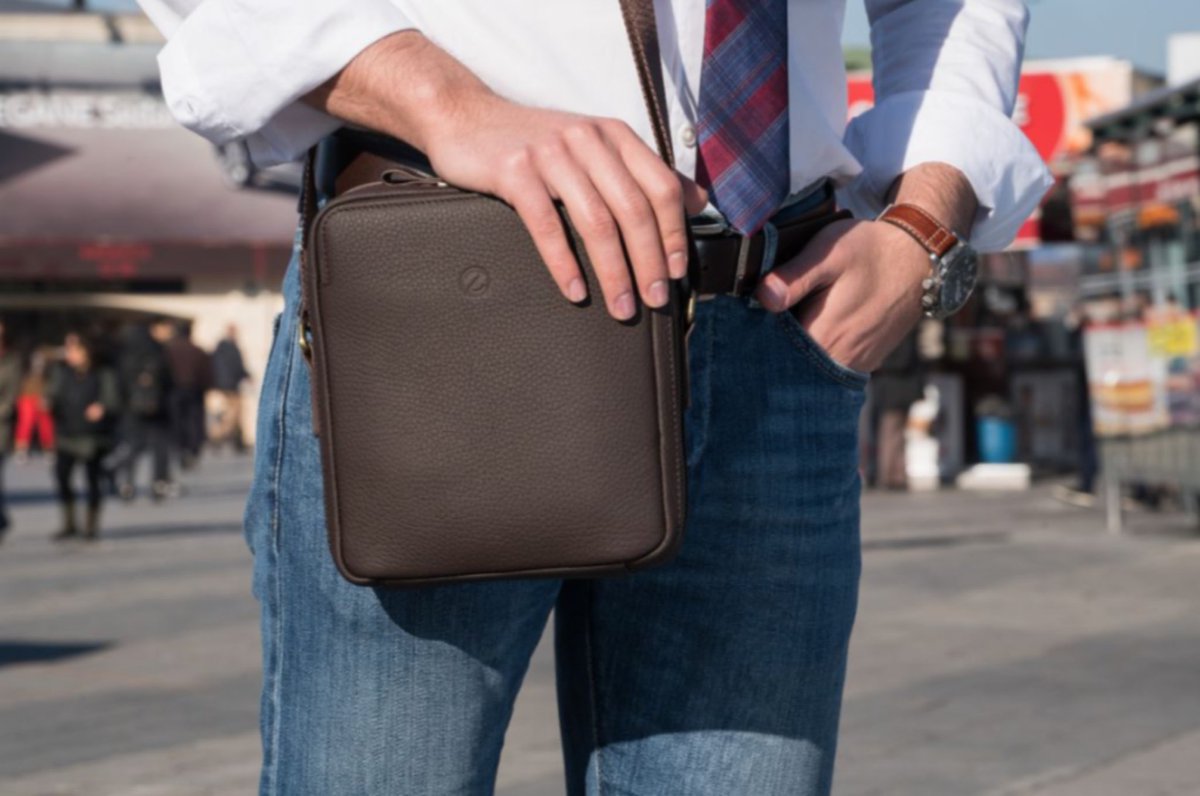 evzoccolillo's tweet photo. Unsere Zoccolillo-Taschen vereinen Stil und Funktionalität, perfekt für all Eure Essentials. 🎒
Wer sagt, dass Männer keine coolen Accessoires haben dürfen? Probiert’s aus und bringt ein bisschen Sommer-Feeling in euren Look! ☀️
ZOCCOLILLO für eine nachhaltige Welt. 💼 https://t.co/40JZ75KDAj