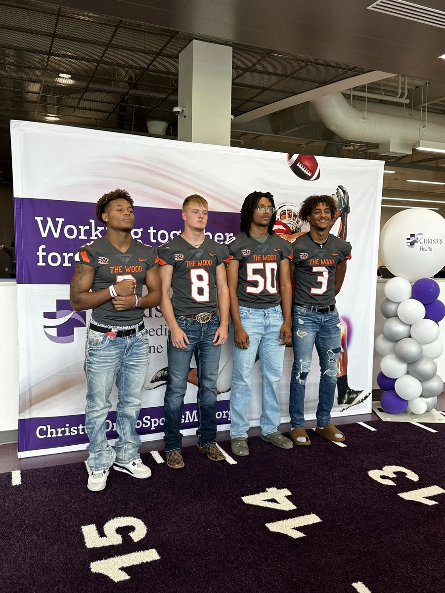 richarddb07's tweet photo. @WestwoodDNA 🏐 &amp; 🏈 Media Day!  #gROW https://t.co/kiZ1P78qh3