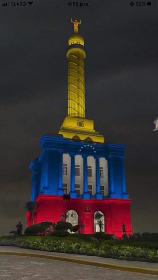 El Monumento de Santiago de los Caballeros en el corazón de la República Dominicana, con los colores de la bandera venezolana, en apoyo a nuestros hermanos hijos de Bolivar. 

Los respaldamos activamente por su libertad, democracia y esperanza.