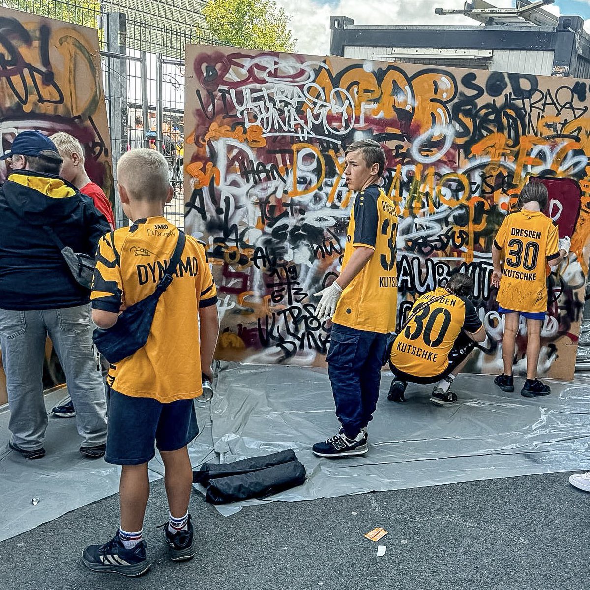 K_BLOCK_DYNAMO's tweet image. … am vergangenen Sonntag fand die offizielle Saisoneröffnung der SGD im Rudolf-Harbig-Stadion statt. Bedauerlicherweise gab es diesmal kein großes Testspiel zur Generalprobe. Dafür war die aktive Fanszene aber zum ersten Mal mit eigenen Ständen am Start. 

#sgd1953 #dynamoland