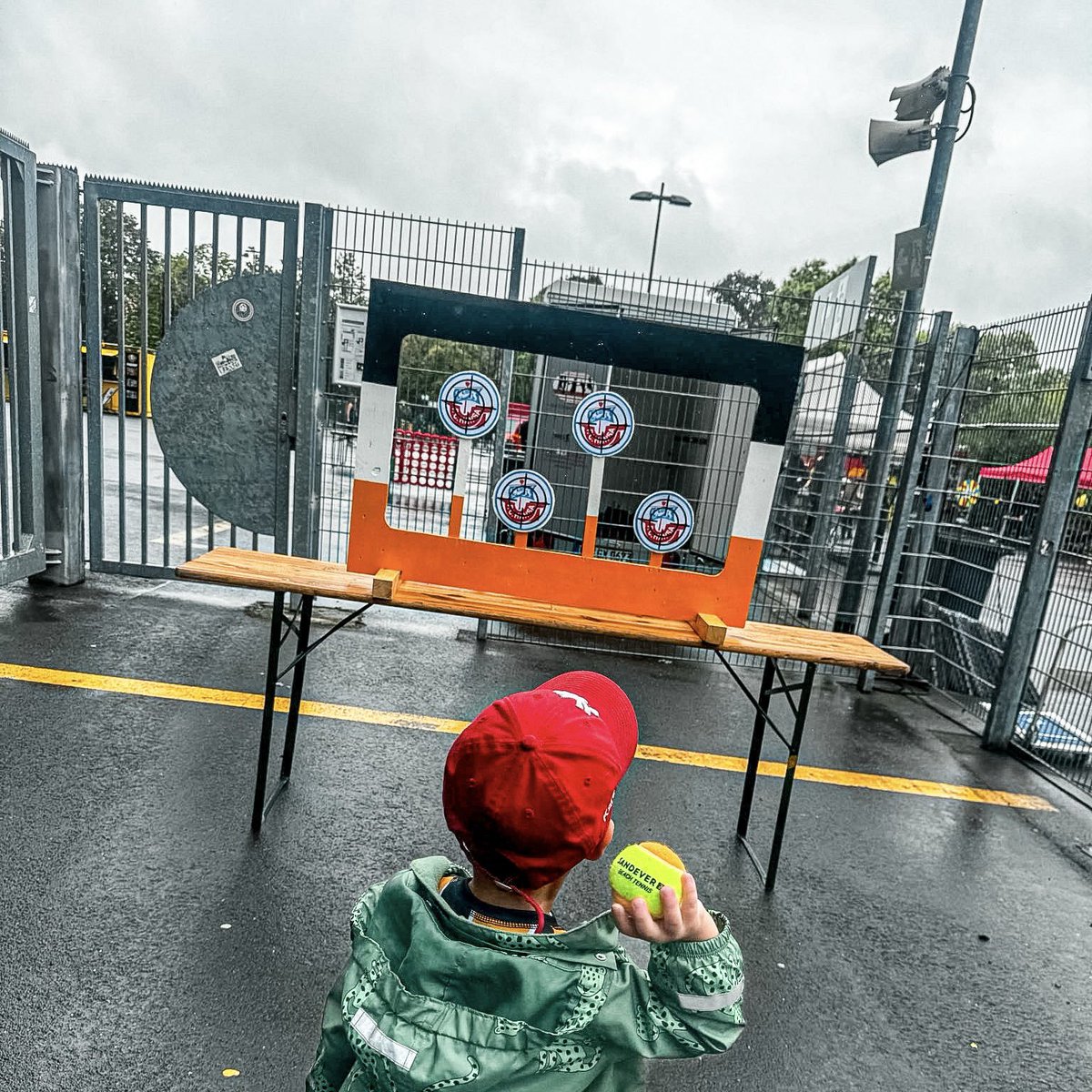 K_BLOCK_DYNAMO's tweet image. … am vergangenen Sonntag fand die offizielle Saisoneröffnung der SGD im Rudolf-Harbig-Stadion statt. Bedauerlicherweise gab es diesmal kein großes Testspiel zur Generalprobe. Dafür war die aktive Fanszene aber zum ersten Mal mit eigenen Ständen am Start. 

#sgd1953 #dynamoland