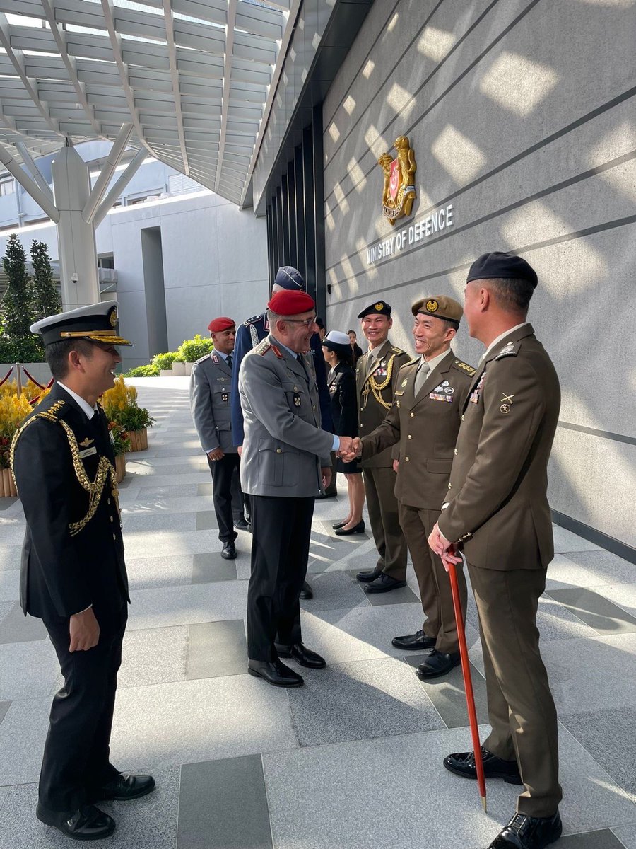 BundeswehrGI's tweet photo. Der #IndoPacific ist eng mit Europa verbunden &amp; #Singapur ist hier wichtiger strategischer Partner. Ich habe heute Gespräche im @mindefsg, #sutdsg iTrust &amp; Volunteer Corps geführt. Im Fokus standen 🇸🇬Freiwilligendienst und der Schutz kritischer Infrastruktur. https://t.co/uAzDIkCMra