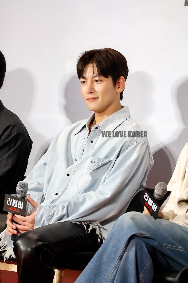 Welovekorea2023's tweet photo. "Watched a movie showcase and saw Ji Chang Wook! Such an amazing experience! He is so handsome!🫶
#리볼버 #리볼버영화 #리볼버시사회 #리볼버_시사회 #Revolver #RevolverVIPPremiere #RevolverMovie #Revolver2024 #레드카펫 #VIPPremiere #시사회 #8월7일극장대개봉 #지창욱 #JiChangWook https://t.co/xhUlLdqXVH