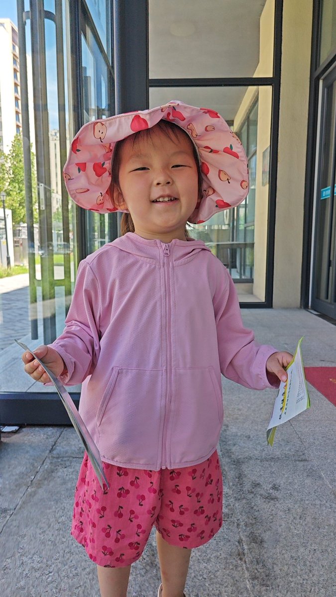 今天带闺女体检体重24中等偏下，身高93，半年长了5.5厘米。抽血的时候一声没吭，别的小朋友在抽血时，还说一点也不疼，有点出乎意料。