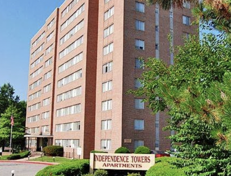 KCDefender's tweet photo. This past Monday, 3-year-old baby Titus fell to death. Titus' parents had reported a broken window to management repeatedly, asking for it to be fixed for months.

The father even resorted to using a makeshift lock with a blue pole in a desperate attempt to secure the window. https://t.co/8ELxTDb2mE