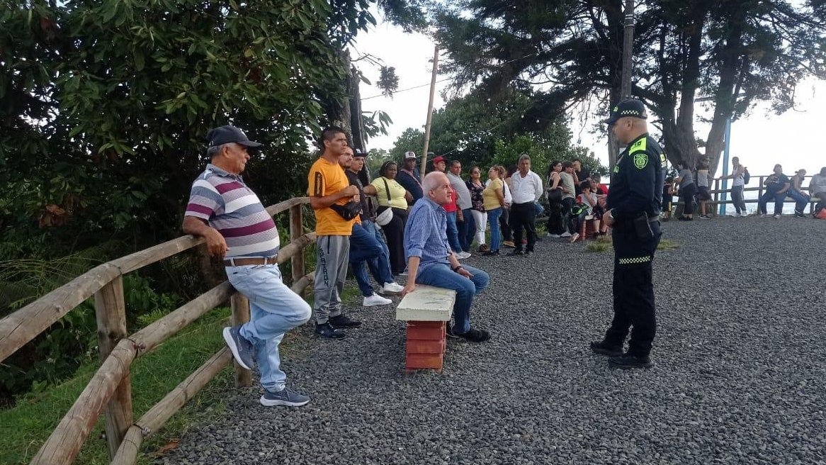 ProteccionPonal's tweet photo. En #Pereira, brindamos acompañamiento a los turistas en los distintos atractivos de la ciudad y promoviendo la campaña "Quiero mi ciudad" para preservar nuestros entornos turísticos. 🌟🏞️ ¡Disfrutemos y cuidemos juntos de nuestra ciudad! #YoSoyPAIS https://t.co/aSij6ULGaa