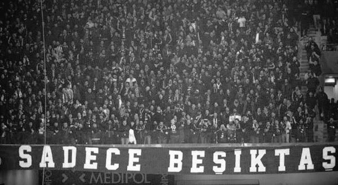 yasinkaradurmus's tweet photo. BİZİM TRİBÜNÜMÜZDE YAPILAN HER PANKARTIN BİR ANLAMI VE MİSYONU VARDIR HEPİMİZ BU PANKARTI BİR KEZ OLSUN TAŞIDIK EMEK VERDİK AMACINIZ BU PANKARTTA YAZILAN OLSUN GENÇLER BU İŞLERİN HAKKI BÖYLE VERİLMEZ KİŞİSEL EGOLARINI ÖN PLANDA TUTAN KENDİNİ BOZDURUR YAKIŞANI YAPIN GENÇLER… 🦅🦅 https://t.co/BSWs5JANsV