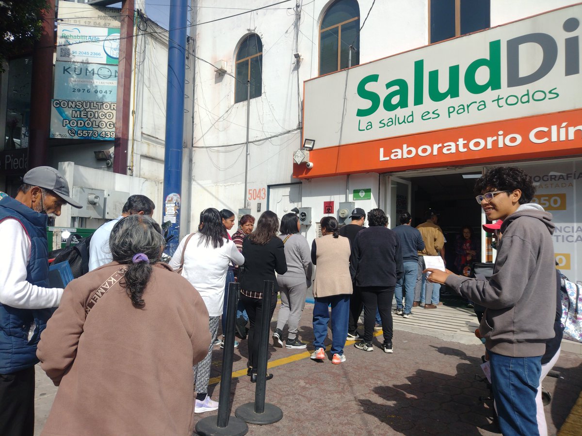 gelitos_an's tweet photo. @saluddignamx entiendo que el sistema en la sucursal de Tlalpan tuvo problemas, pero ¿era necesario tenernos bajo el sol a embarazadas, personas mayores, etc. cuando los asientos están libres dentro? No me dejaron tomar turno y esperar sentada. https://t.co/zUJJOeMgRZ