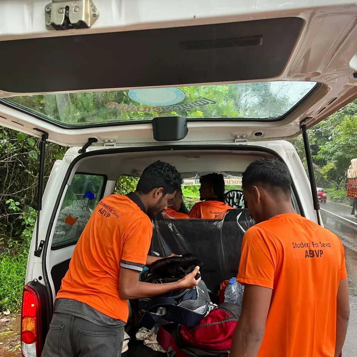 KeralaABVP's tweet image. Service is the greatest dharma

Students For Seva (SFS) workers engaged in service activities to lend a helping hand to the affected by landslides in Wayanad Chooralmala

#ABVPKerala #abvpforwayanad #studentsforseva #wayanadlandslide #standforwayanad