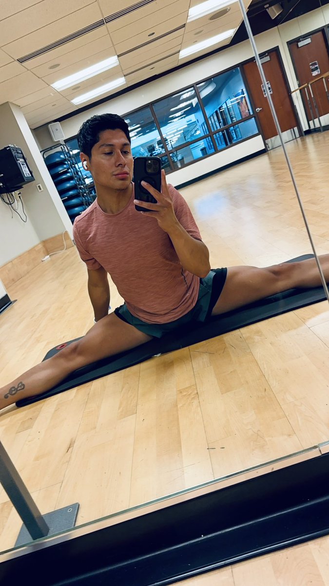 dancer_juan's tweet photo. #fitness #splits https://t.co/MR9fWqjVoq