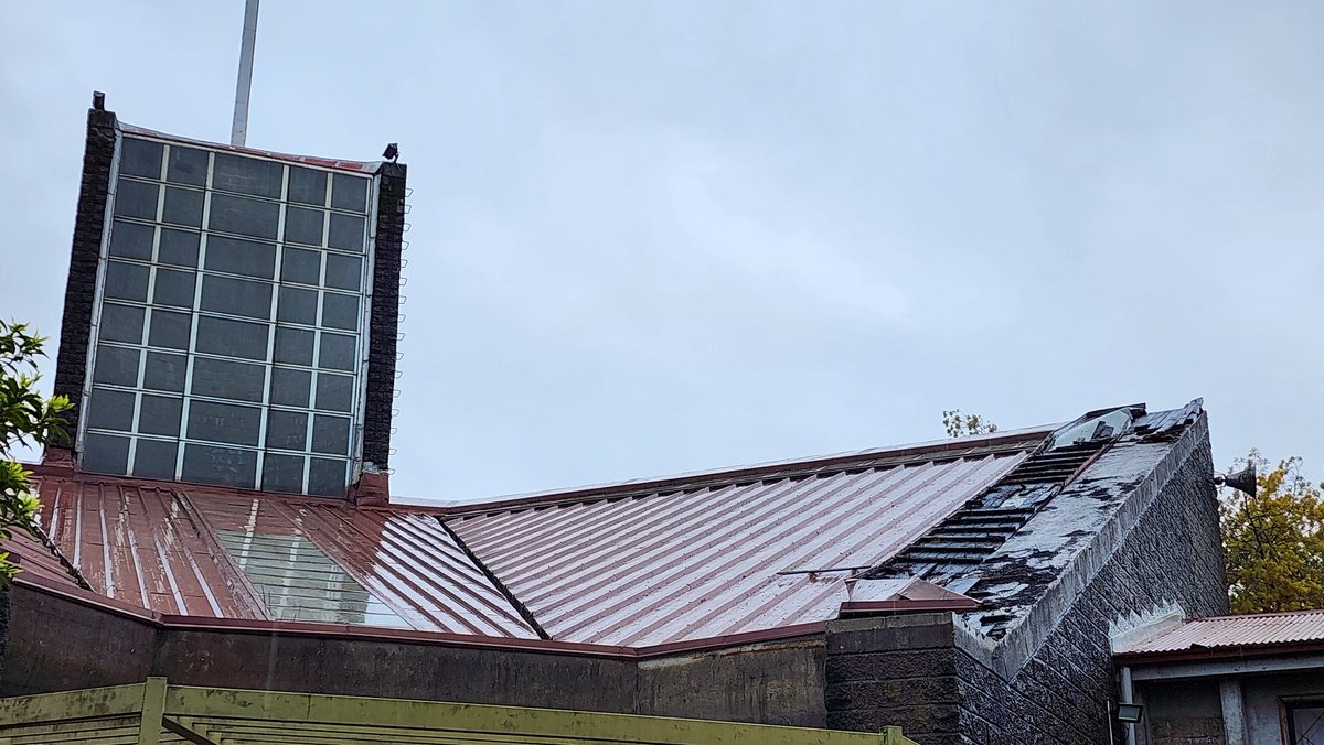 NS_Candelaria's tweet photo. Aviso a la comunidad y amigos de nuestro Santuario de la Virgen de la Candelaria (hilo): Producto del fuerte viento de esta mañana, una parte lateral de la techumbre del templo se desprendió generando una situación peligrosa al interior como al exterior del edificio. https://t.co/NrYwrFxAJZ