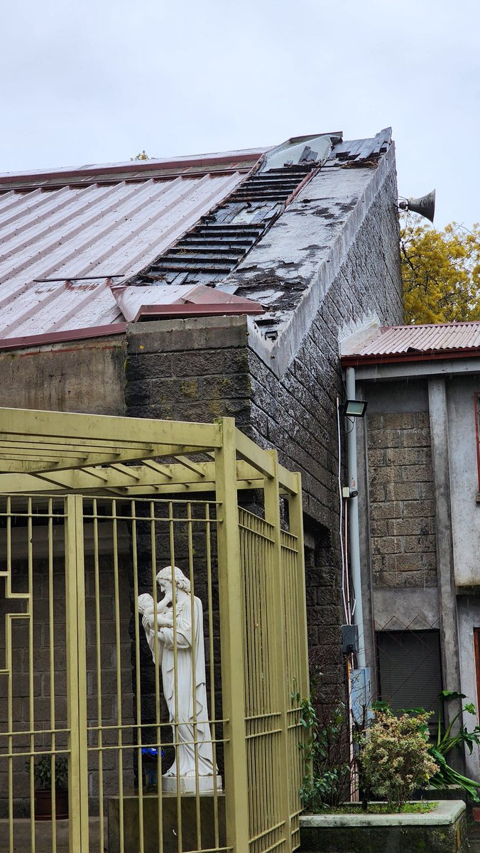 NS_Candelaria's tweet photo. Por esta razón se ha cerrado provisoriamente el Santuario hasta que podamos hacer una reparación provisoria que, debido a la intensidad del sistema frontal, no será en este día jueves. https://t.co/vgVtO01pnY