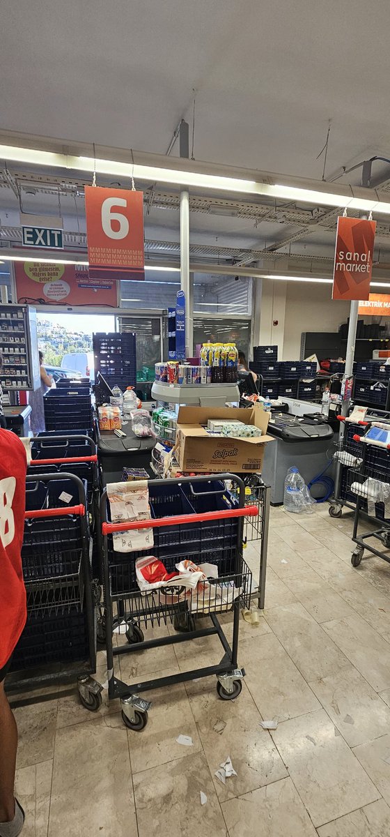 ozgurkyr's tweet photo. @Migros_Turkiye @migros  insanlar saatlerce sıra beklerken diğer kasalar kapalı gümüşlük bodrum migros https://t.co/KKa25A0jZI