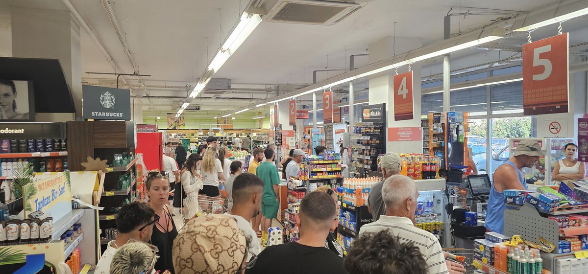 ozgurkyr's tweet photo. @Migros_Turkiye @migros  insanlar saatlerce sıra beklerken diğer kasalar kapalı gümüşlük bodrum migros https://t.co/KKa25A0jZI