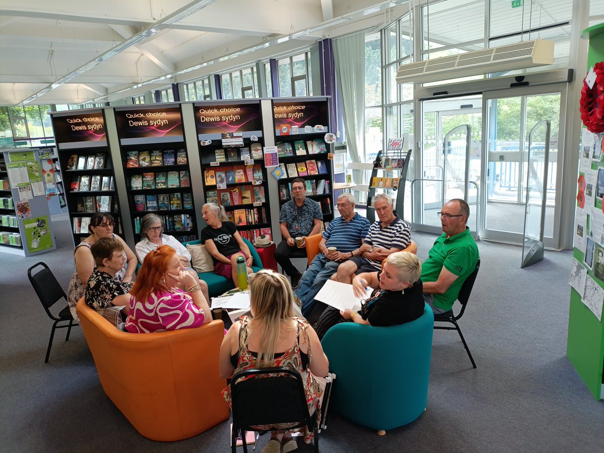 Cŵl Cymru! Aeth Clwb Cymraeg ar wyliau'r haf prynhawn ma. Y thema heddiw oedd Gwyliau. Siaradon ni am deithiau, mordeithiau a’n cynlluniau Eisteddfod.

@ Llyfrgell Abertyleri

#DefnyddiaDyGymraeg #ClwbCymraeg #dysgucymraeg