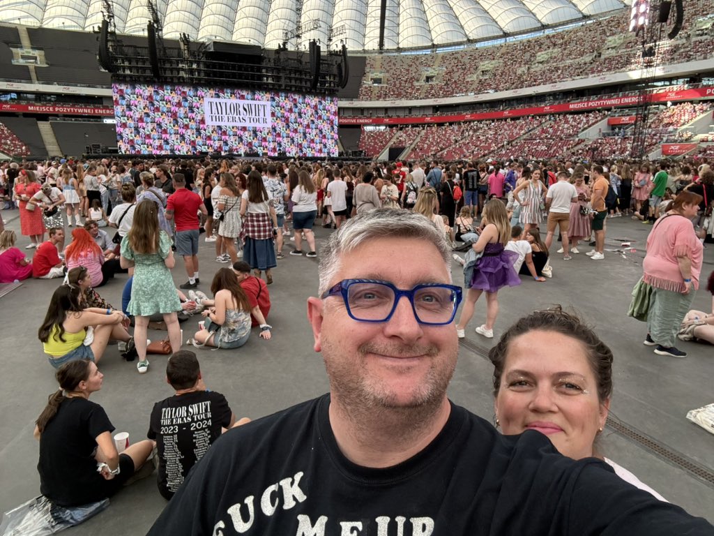 TriggerRiggers's tweet photo. @CedricAPhillips we’re at Taylor Swift with Paramore supporting!! https://t.co/LjEqEJCHlm