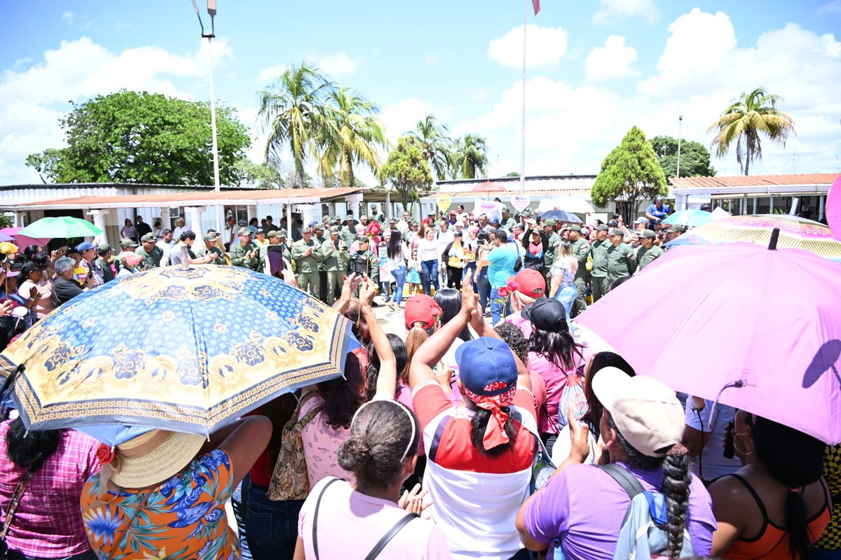A nuestra honrosa GNB reciban todo el
Reconocimiento y afecto de las mujeres patriotas de BOLÍVAR que le agradecen su lealtad y compromiso con la Patria y la defensa de la voluntad del pueblo. Sigamos juntos sigamos venciendo con <a href="/NicolasMaduro/">Nicolás Maduro</a> <a href="/vladimirpadrino/">Vladimir Padrino L.</a> <a href="/CeballosIchaso1/">@FuerzaDinamica Remigio Ceballos Ichaso</a>