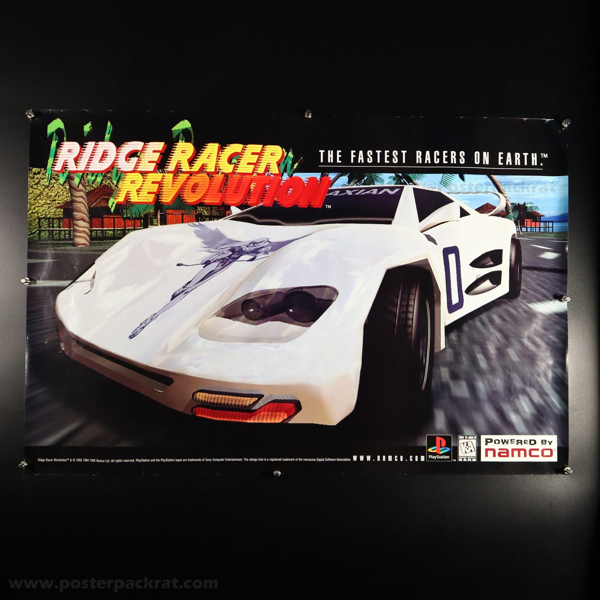 PosterPackrat's tweet photo. 𝙍𝙞𝙙𝙜𝙚 𝙍𝙖𝙘𝙚𝙧 𝙍𝙚𝙫𝙤𝙡𝙪𝙩𝙞𝙤𝙣 (1996), North America, Retail Video Game Poster 🛣️ You've seen the 2-page ad & box art—here's the poster! 🖼️🐀
#RidgeRacer #RidgeRacerRevolution #VideoGamePoster #PosterCollecting #RetroGaming #ゲームポスター #リッジレーサー 🏁 https://t.co/plP7HwSWWv