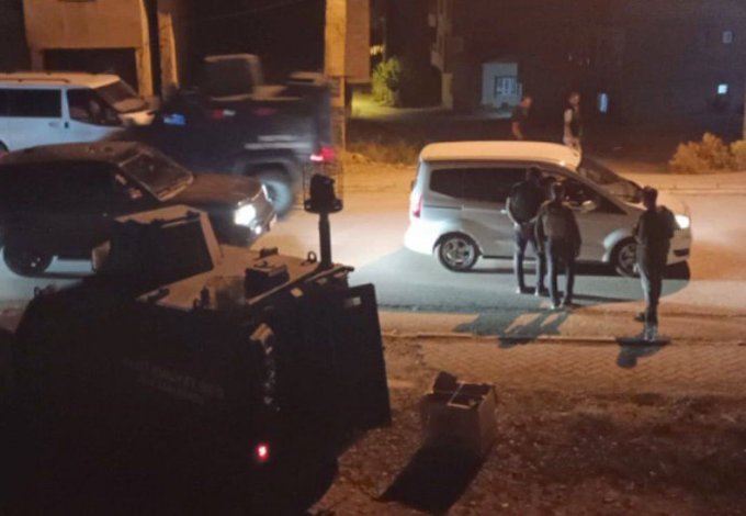 LogHaber's tweet photo. Polisin gözaltına aldığı 8 genç kent dışındaki arazide işkence edilmiş halde bulundu 

Hakkari'nin Yüksekova ilçesinde dün akşam gözaltına alınan ve haber alınamayan 8 genç, kent merkezine kilometrelerce uzaklıkta bulunan farklı noktalarda darp edilmiş halde bulundu. https://t.co/YycYa844iB