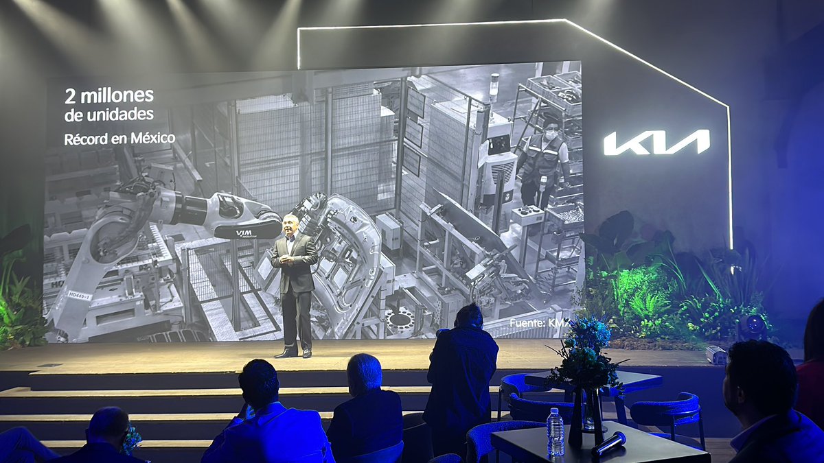 #EnVivoTyT <a href="/KiaMexico/">Kia México</a>  presenta el nuevo K4GT Line que se producirá en la planta de Pesquería, Nuevo León. Con este lanzamiento, la marca coreana celebra su noveno aniversario en México, en donde ha fabricado 2 millones de unidades y ha vendido 750,000 #RevistaTyT #TyT