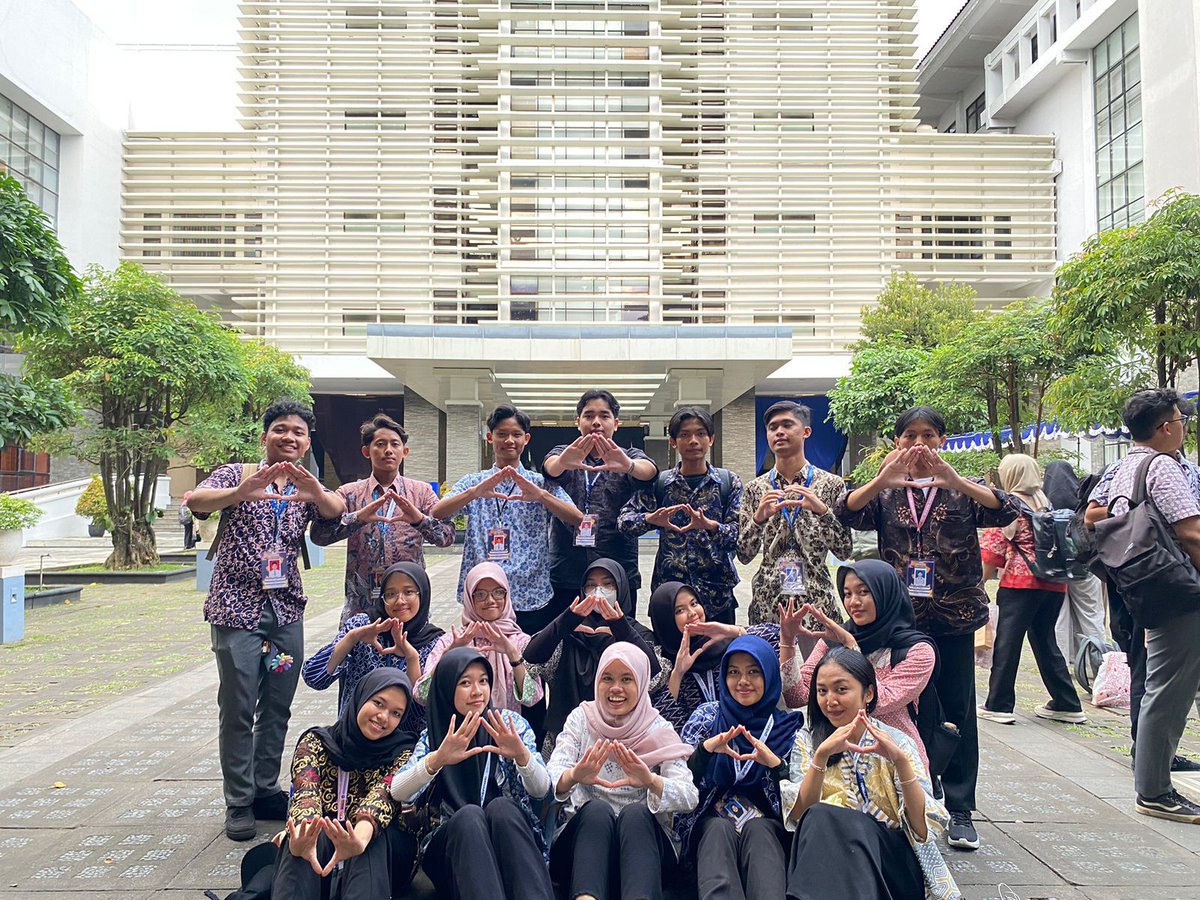 qih_qhi's tweet photo. Kalau memang @AlternatifaP "sejahat" yang dikatakan para rakyat studytwt, apakah mungkin sebanyak ini yang dengan ikhlas berkolaborasi?

Gw, seorang siswa angkatan 22 dari Sulawesi, salah seorang yang ingin menjadi Mahasiswa ITB. Mimpinya bisa tetep bertahan dan terjaga (cont) https://t.co/7Xn9qziPn2