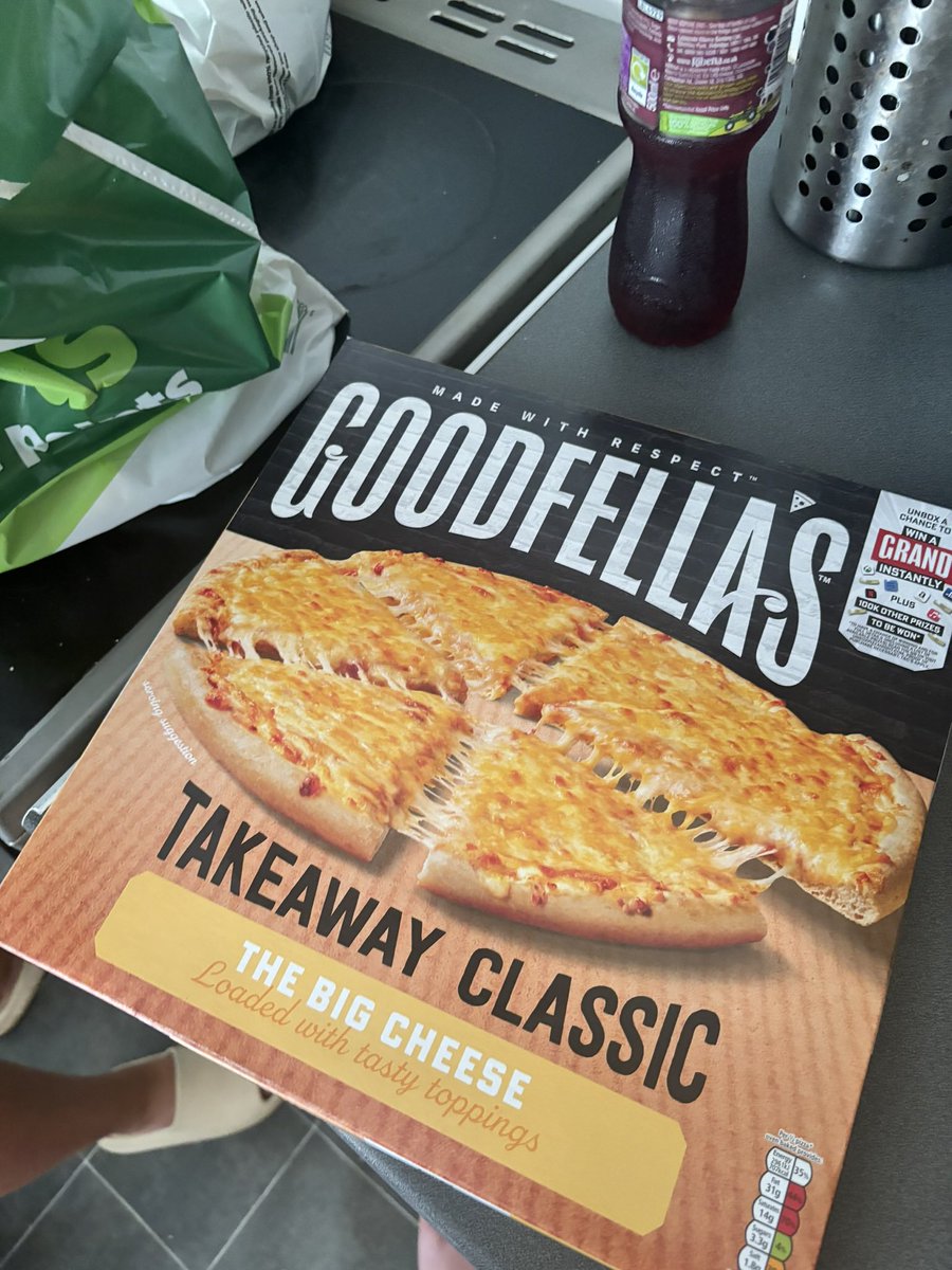 IRxss's tweet photo. @AsdaServiceTeam right your worker in Asda bishopbriggs need to learn to read “Chicago’s town cheesy stuff crust” but sent a goodfellas come on https://t.co/jo1pvCfrmz