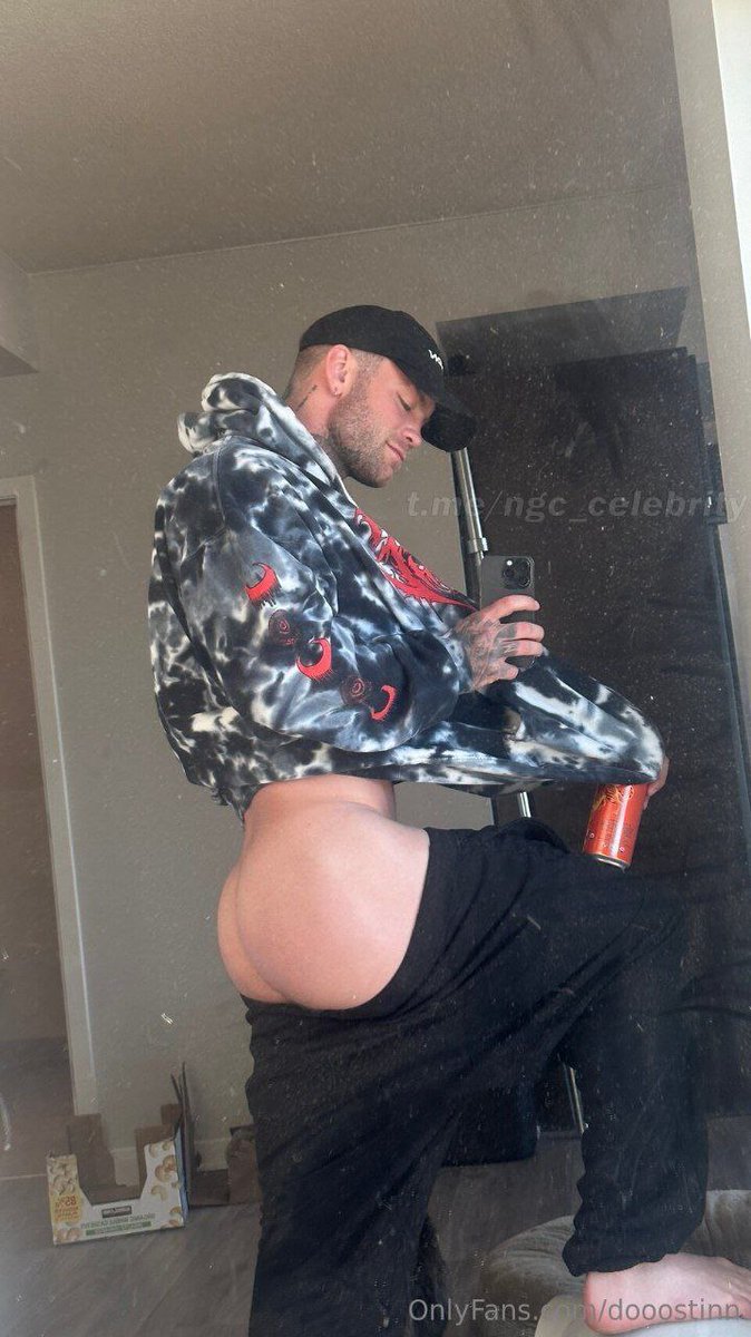 Sí, soy ese típico colega que no tiene ningún pudor, que se desnuda delante de ti, que enseña el culo, que toca a todos en todas partes...No sabes si estoy en broma o estoy en serio. Pero lo que si sabes es que soy el protagonista de casi todas tus fantasías.