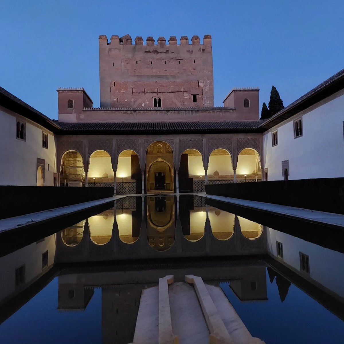 Una imagen vale más que mil palabras... Estamos ante el gran Salón del Trono de Yusuf I en el palacio que él mismo mandó construir, el Palacio de Comares.
Poco pudo disfrutar de él pues fue asesinado con tan sólo 35 años a la salida de la mezquita mayor de la #Alhambra