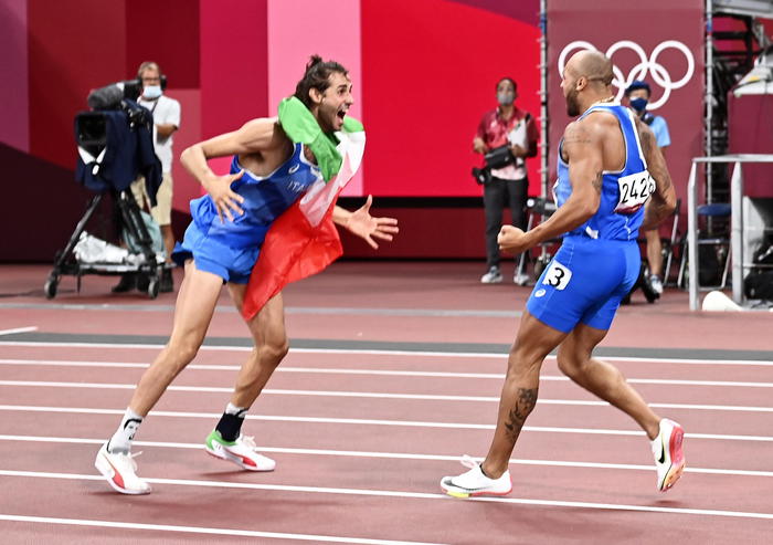 Sport__h24's tweet photo. 2 medaglie d'oro in 10 minuti.
Mi ricorda qualcosa.
Ah sì il 1 Agosto 2021.
Mamma mia questo giorno.
1 Agosto giorno di festa nazionale.
#Bellanda🥇
#Parigi2024 #GiochiOlimpici https://t.co/AOMJxXvfuq