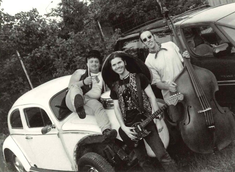 RockstageRiot's tweet photo. Neues Interview online: Wir feiern das 30-jährige Bandjubiläum des beliebten Rockabilly- und Surf-Trios ALOHA IN HELL (früher: ALOHA FROM HELL) mit einem langen Interview mit vielen tollen alten Fotos! Lest Teil 1 jetzt unter: https://t.co/D01epu1awM #alohainhell #alohafromhell https://t.co/VDb9Db3zbB