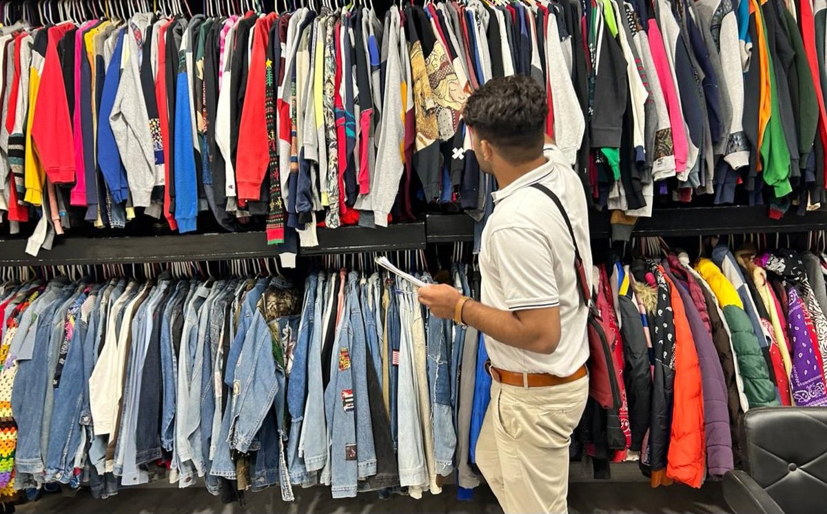 SDPIPakistan's tweet image. 📢🔁♻️𝗗𝗶𝗱 𝗬𝗼𝘂 𝗞𝗻𝗼𝘄?
In 2022, 🇵🇰  emerged as the world's largest importer of 2nd hand- used clothing, with imports valued at $250 million

💡𝗕𝘂𝘁 𝗗𝗶𝗱 𝗬𝗼𝘂 𝗞𝗻𝗼𝘄?
That 🇵🇰 redesigns &amp;amp; recycles the imported 2nd-hand used clothing from US &amp;amp; EU &amp;amp; then re exports it
