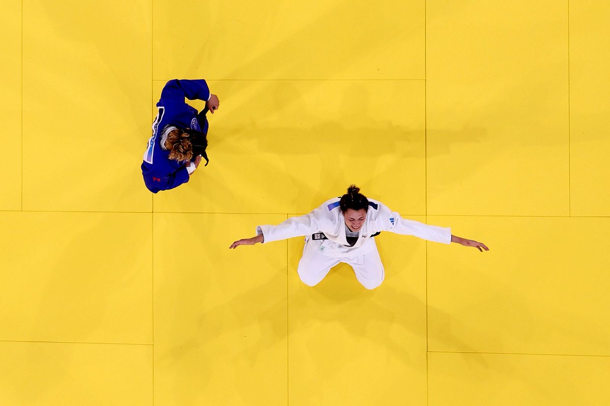 ItaliaTeam_it's tweet photo. UN ORO DOPO L’ALTRO!!! ✨

Neanche il tempo di rifiatare e, dopo Giovanni De Gennaro nella canoa slalom, anche Alice Bellandi è campionessa olimpica nei -78 kg di judo! 🥋

È la seconda judoka azzurra di sempre a salire sul gradino più alto del podio a cinque cerchi!

P-A-Z-Z-E-S-C-O!!! 💚🤍❤️

#ItaliaTeam @FijlkamOfficial #Paris2024