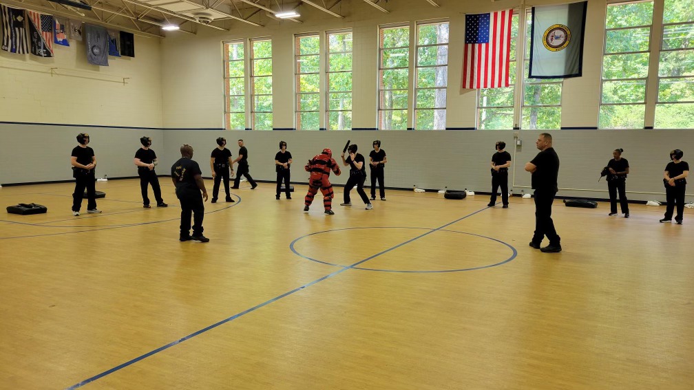 VSPPIO's tweet photo. Earlier this week the Trooper-Trainees of the 142nd Basic Session learned defensive tactics and the proper use of their ASP baton. Tomorrow evening they'll return home to their families and be back at the VSP Academy Sunday night to begin Week 6.
#vatrooper #vastatepolice https://t.co/92EeD4OnFV