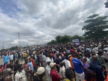 PO_GrassRootM's tweet photo. THE VOICES OF THE PEOPLE WILL NOT BE SILENCED.

Nigerian peaceful protesters, your courage and resilience have inspired a nation! Despite government-sponsored disruptors attempting to incite violence, you remained steadfast and peaceful.

#EndBadGovernaceInNigeria https://t.co/JSxAB2CjLt