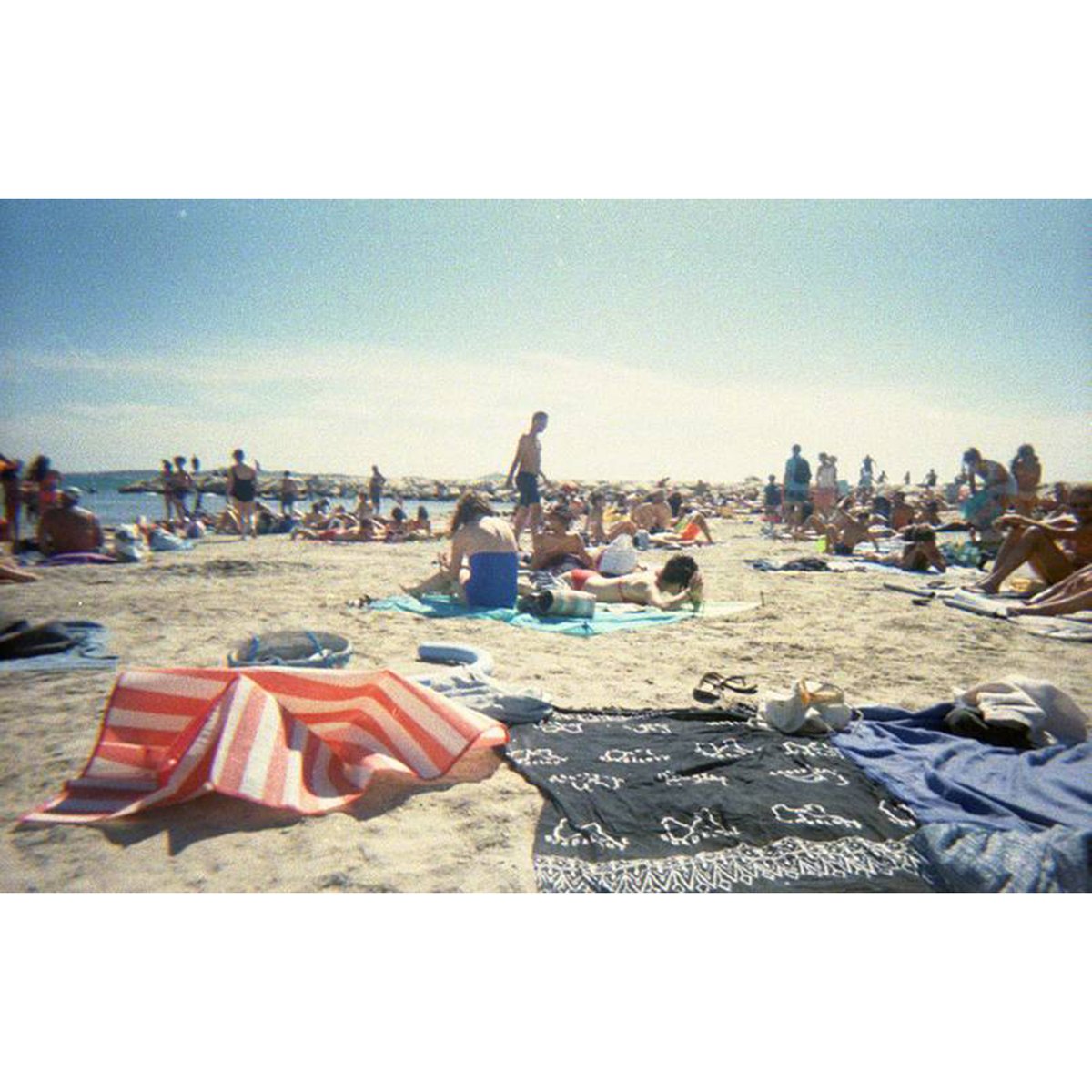 S'Agfa LeBox Ocean és una càmera analògica aquàtica, precarregada amb pel·lícula de 27 exposicions.
Resisteix a s´arena i s'aigu, gràcies al seu estoig tancat hermèticament. A més, és submergible fins a 3 metres de profunditat.
❤📸❤
 #prestibe #prestibefotografia #analogphotos