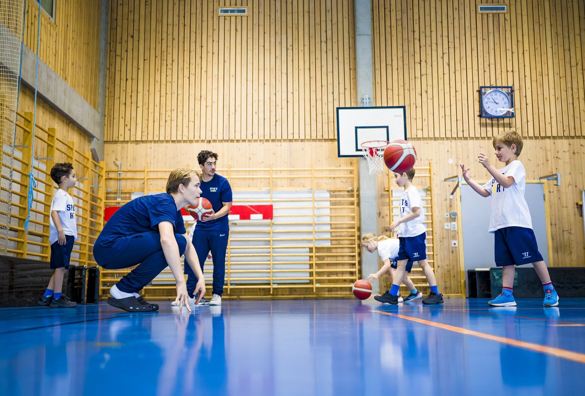Playcampdeltagarna testar på nya idrotter. ⚽️🏀

📸: <a href="/joakimhall/">Joakim Hall</a> 

#sportsheart #sportsheartcamp #idrottsläger