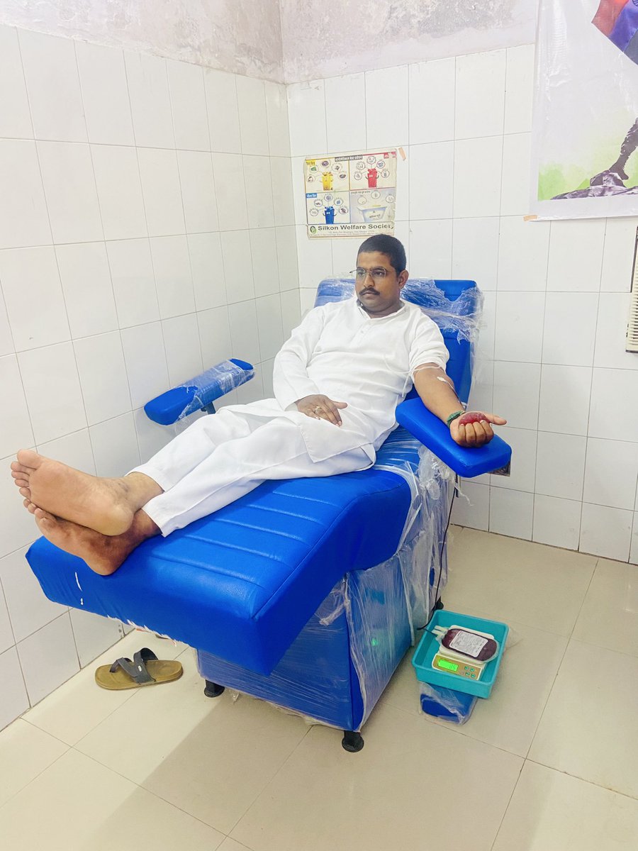 jishanbasantpur's tweet image. नगर पंचायत मनियर (बलिया) निवासी 62 वर्षीय कन्हैया जी को रक्त की जरूरत थी, भाई मोनू सिंह जी द्वारा मैसेज मिलने पर जब मैं हॉस्पिटल पहुंचा तो मरीज को अकेला पाया, खैर रक्त तो मैं मुहैया करा दिया लेकिन नौजवानों से इतना जरूर कहूंगा कि जरूरतमंदों की मदद करिए।
#blooddonorjishan