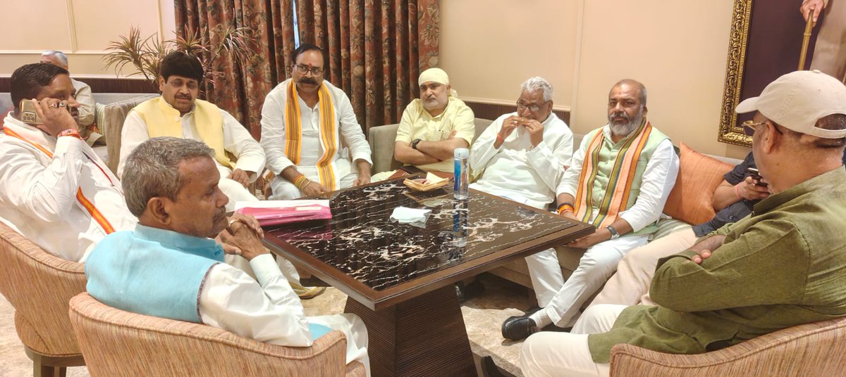 DeepakT94448462's tweet photo. नेता प्रतिपक्ष आदरणीय माता प्रसाद पाण्डेय जी से स्नेहिल मुलाकात करते अभाब्रा महासभा रा के राष्ट्रीय अध्यक्ष पंडित राजेन्द्र नाथ त्रिपाठी।
   @CMOfficeUP
@BJP4India @BJP4UP @samajwadiparty @INCUttarPradesh @aajtak @yadavakhilesh @AmitShah @aksharmaBharat @RajeshTri_MLA @AdgGkr https://t.co/Ax8PnkrkB0
